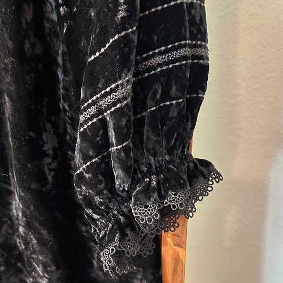 Elegant Black Crushed Velvet Women's Top - Picture 5 of 6